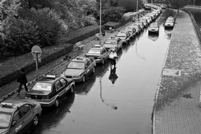 11月5日,早上6点至9点,北皋、马甸、德胜门桥下出租车交接班处停放着大量出租车。A12-A13版摄影 本报记者 周岗峰 王贵彬 孙纯霞